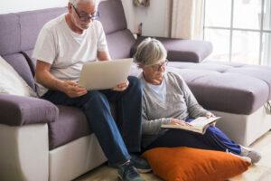 Ein Seniorenpaar, das zuhause Unterlagen durchsichtet