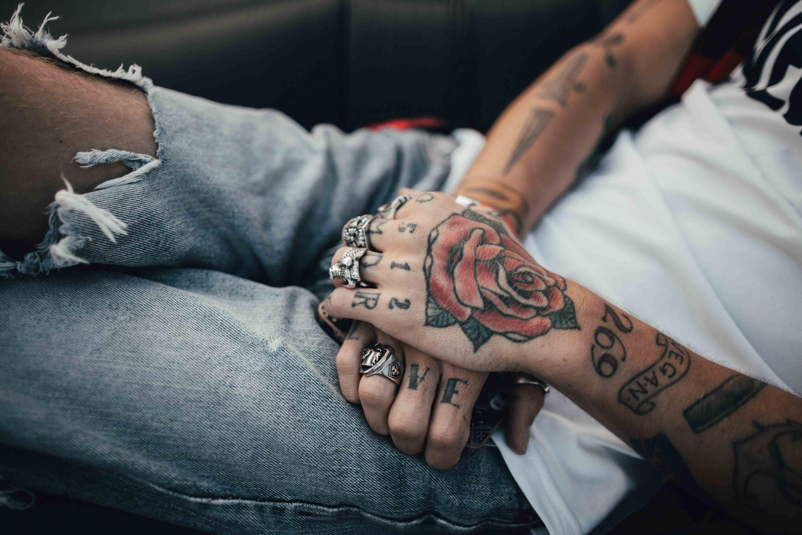 Tattoos auf Händen und Armen