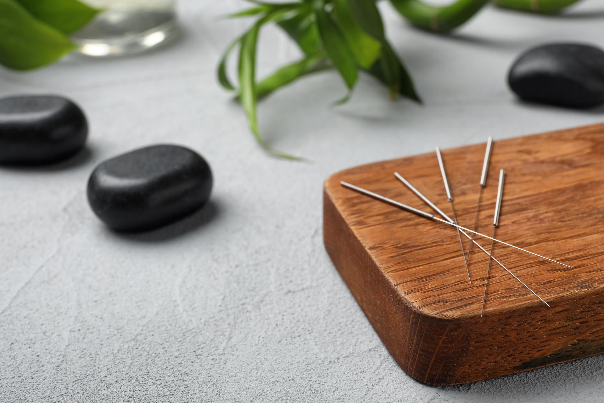 Brett mit Nadeln für die Akupunktur auf dem Tisch
