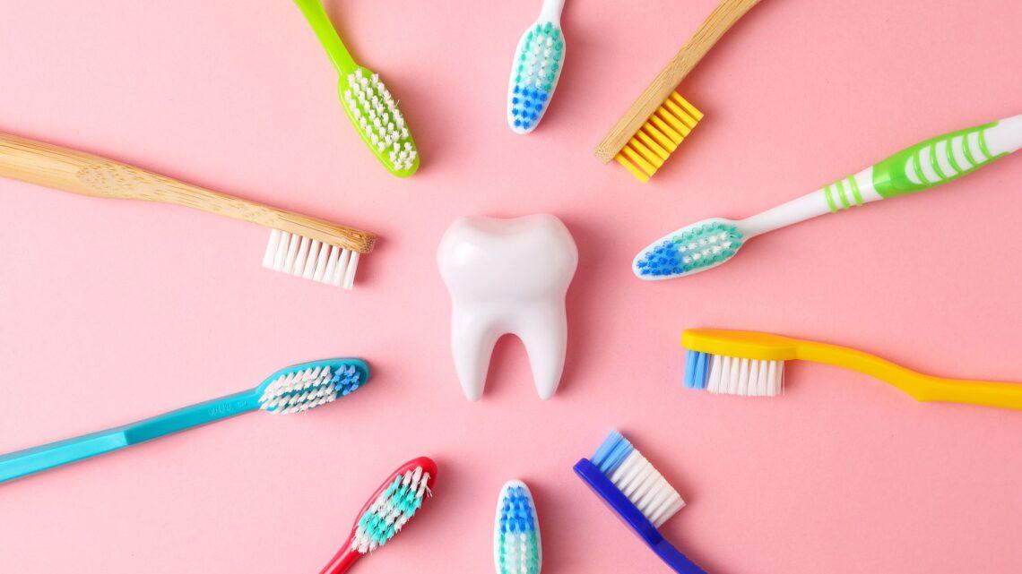 Verschiedene Zahnbürsten auf einem farbigen Hintergrund. Zahnpflege, Mundgesundheit.