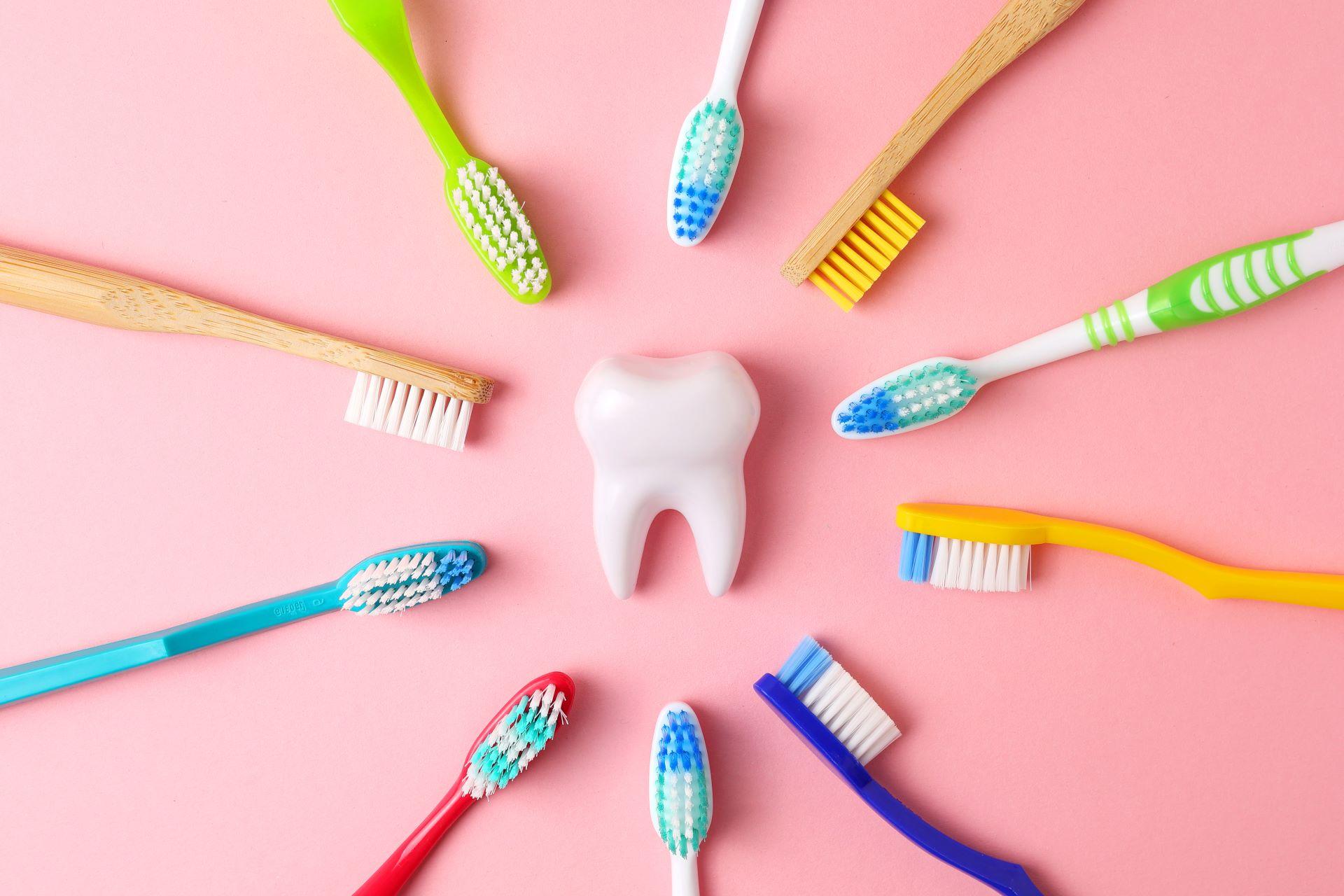 Verschiedene Zahnbürsten auf einem farbigen Hintergrund. Zahnpflege, Mundgesundheit.