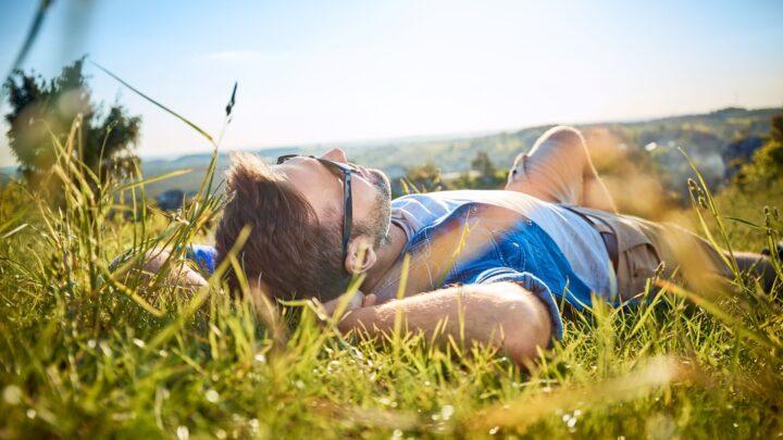 Mann entspannt sich im Gras in der Natur