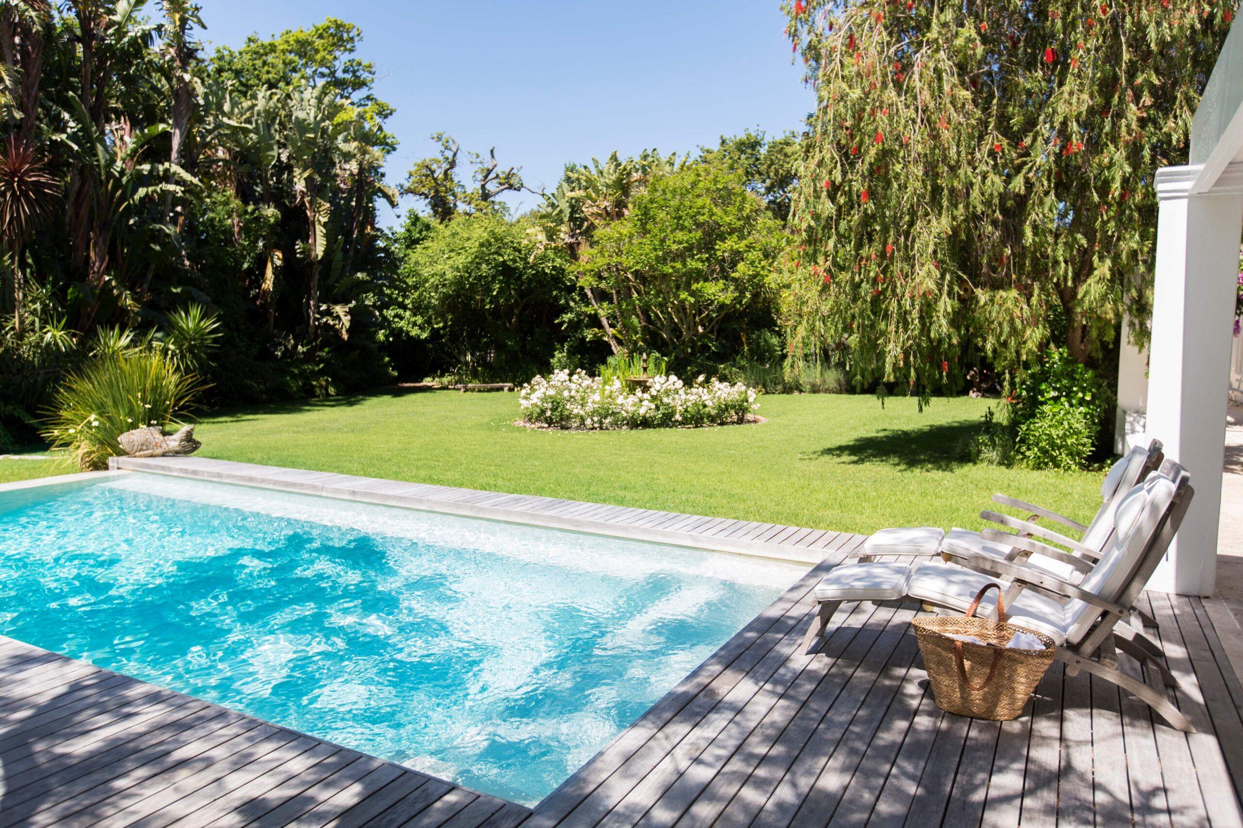 Ein Pool im Garten