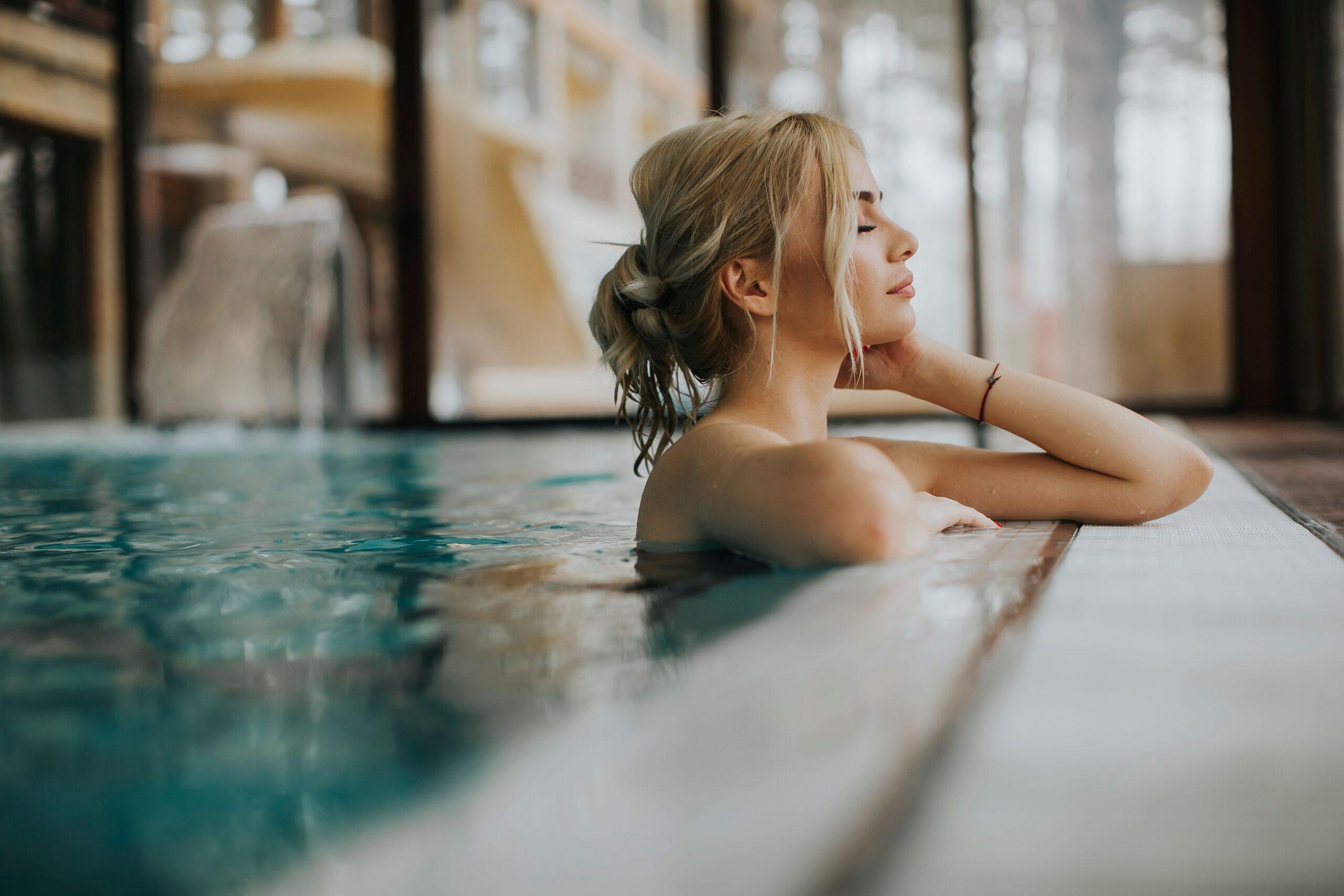 Eine Frau in einem Pool