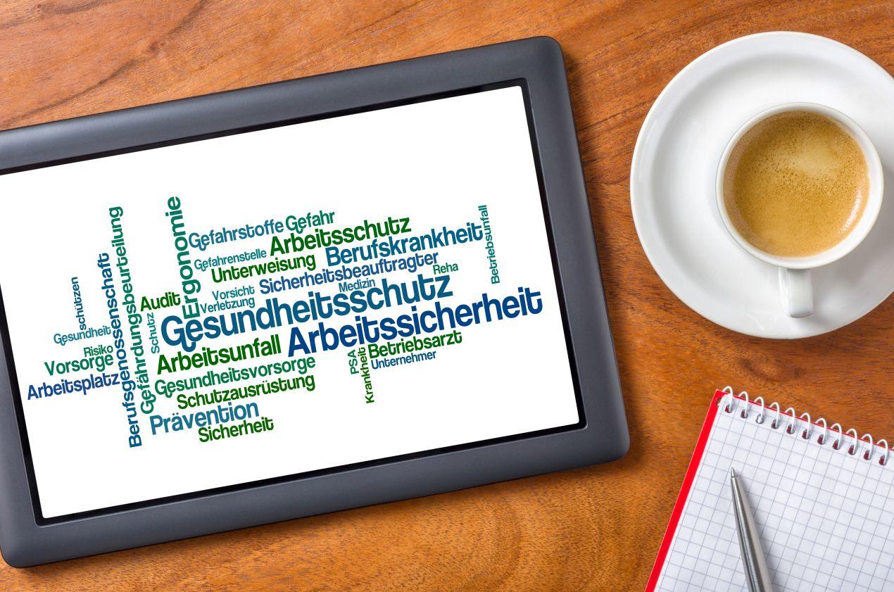 Tablet mit Schlagwoertern zu Arbeitssicherheit und Gesundheitsschutz – Begriffe, wie sie im TRGS 524 Lehrgang online behandelt werden