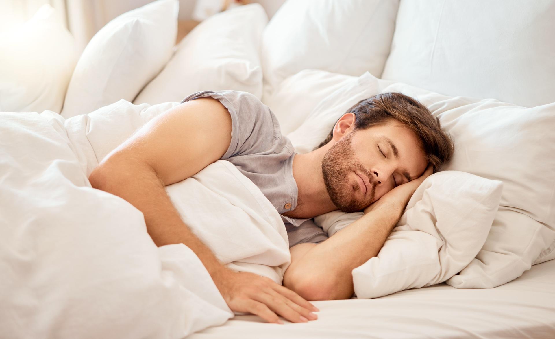 tiefschlaf-im-bett-mit-weisser-jersey-bettwaesche

