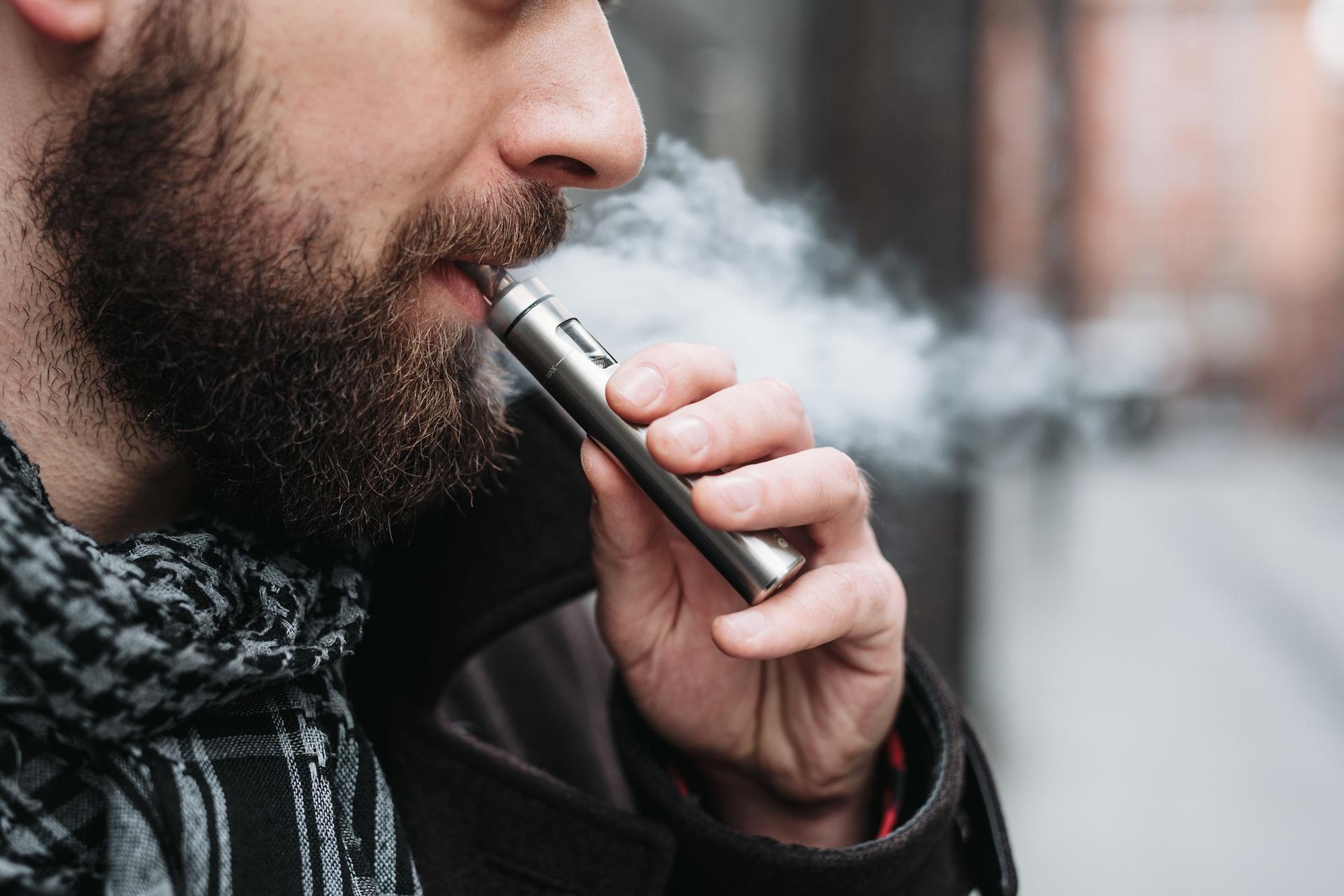 Mann nutzt E-Zigarette draußen | Elf Bar Vape

