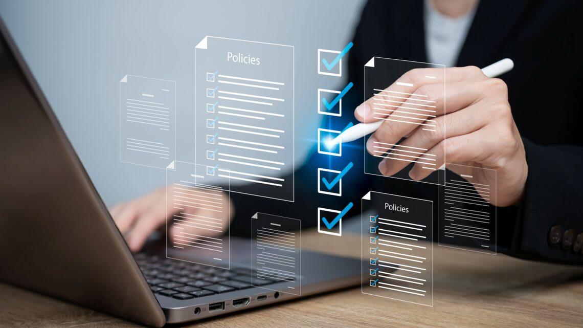 Compliance E-Learning: Digitale Checkliste wird am Laptop überprüft – strukturierte Schulung und Richtlinienumsetzung im Unternehmen