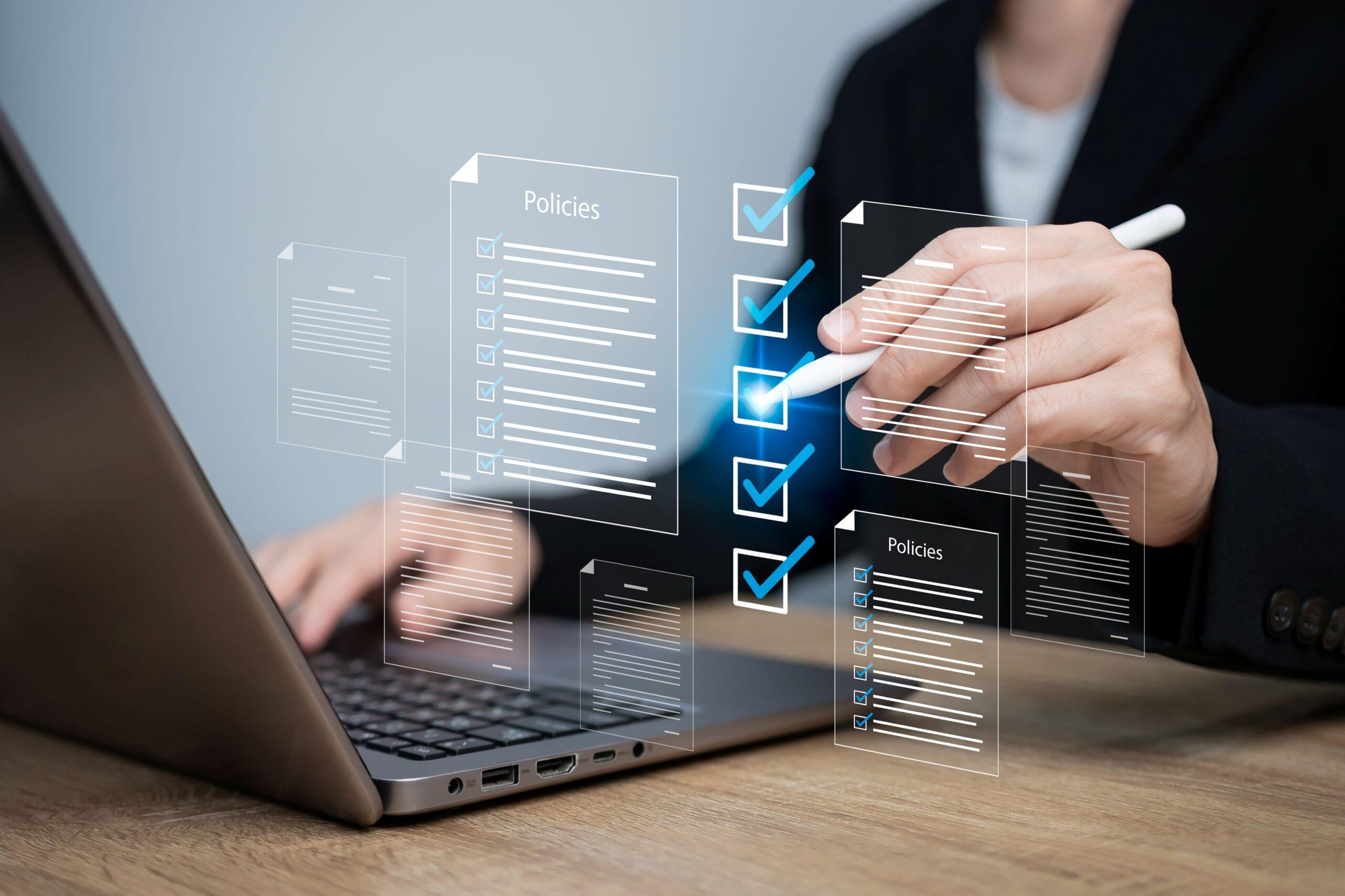 Compliance E-Learning: Digitale Checkliste wird am Laptop überprüft – strukturierte Schulung und Richtlinienumsetzung im Unternehmen