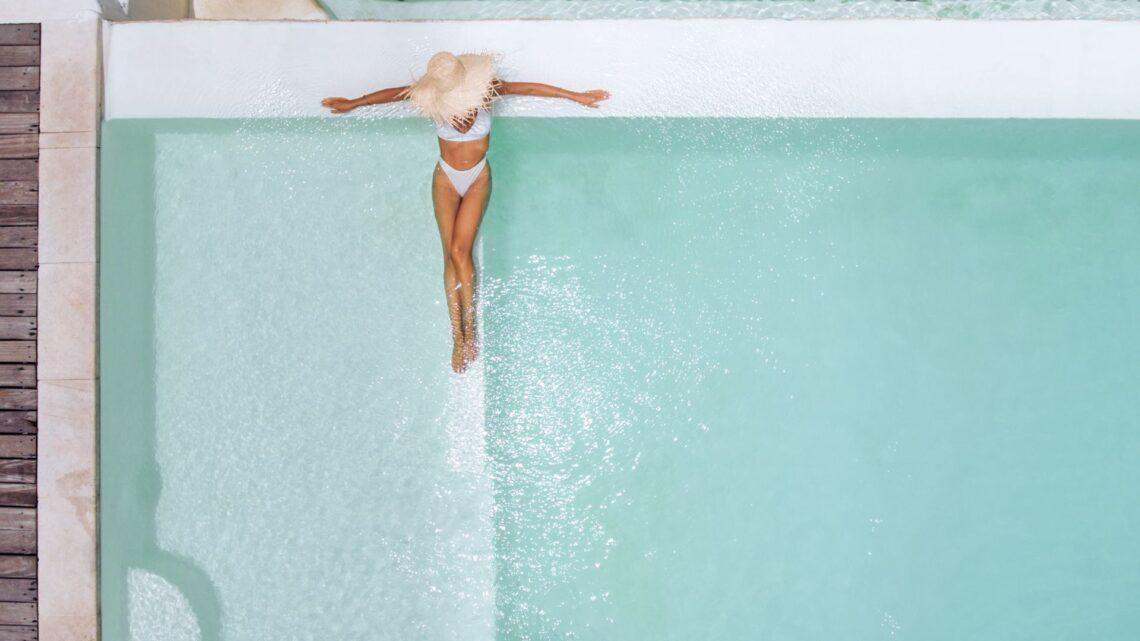 Frau entspannt in flachem Pool mit Salzwasser – Urlaubsgefühl, Wellness und Hautfreundlichkeit in einem.