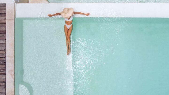 Frau entspannt in flachem Pool mit Salzwasser – Urlaubsgefühl, Wellness und Hautfreundlichkeit in einem.