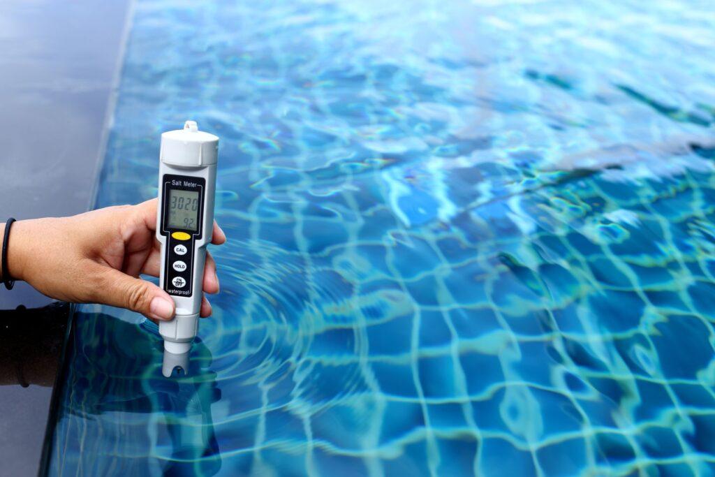 Salzgehalt-Messgerät misst den Wert im Poolwasser – Kontrolle der Wasserqualität bei Salzwasser-Elektrolyseanlage.