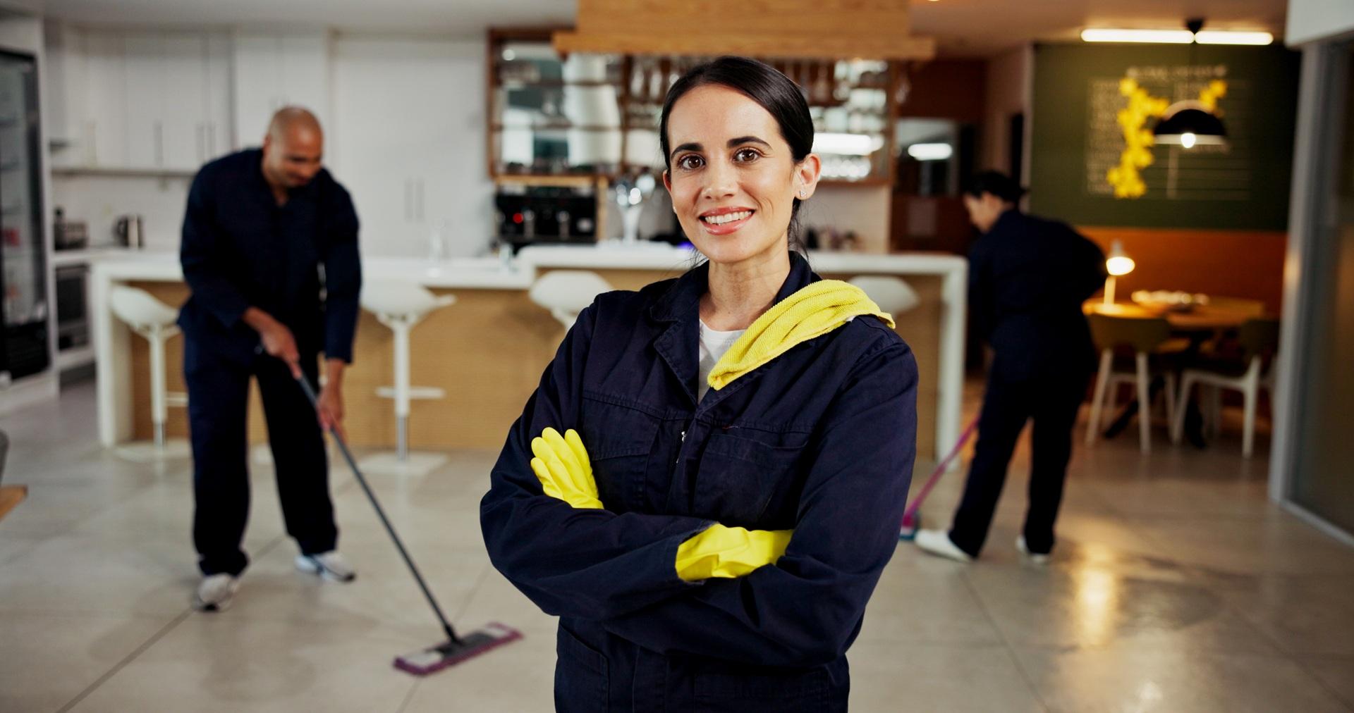 Team von Reinigungskräften bei der Arbeit im Büro | Essen Reinigungsfirma