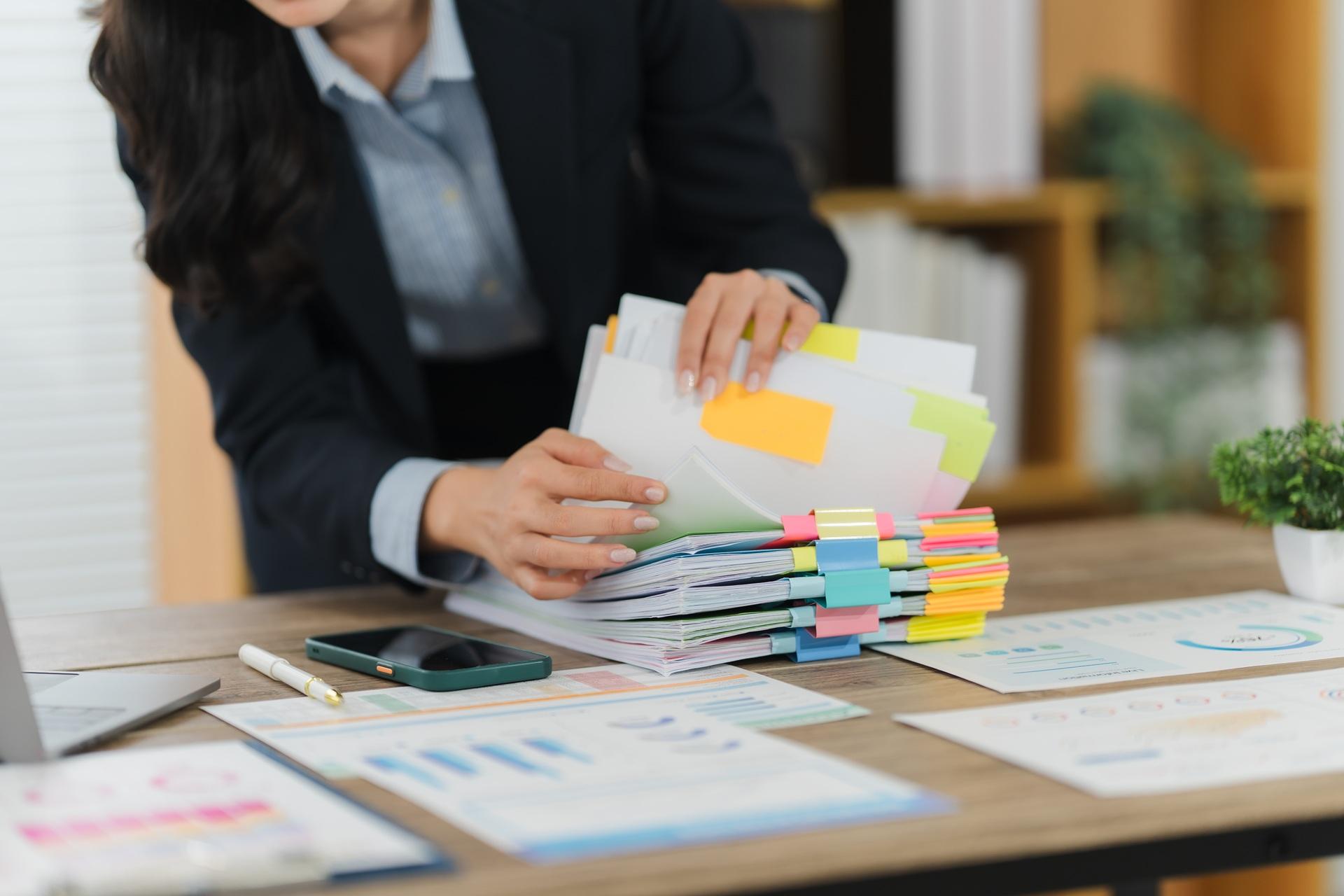 Frau sortiert Unterlagen mit Markierungen am Arbeitsplatz | Etiketten Drucker