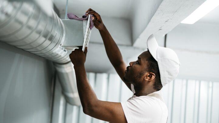 Techniker reinigt Lüftungskanal zur Verbesserung der Raumluft | Asbestsauger